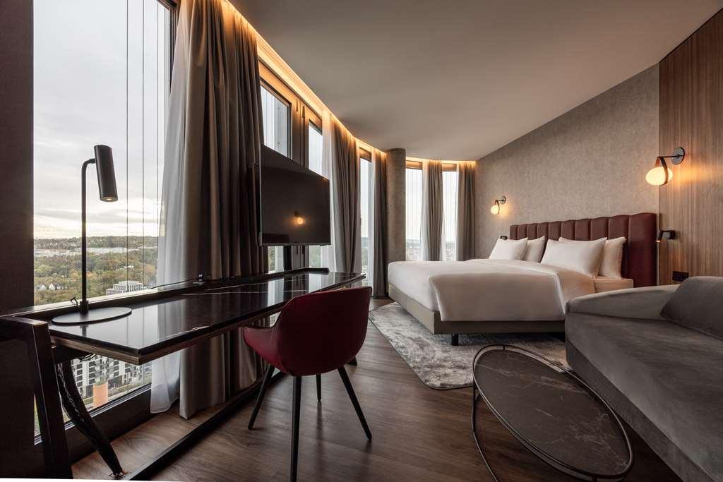Hotel Radisson Blu At Porsche Design Tower *