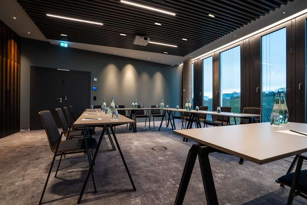 Hotel Radisson Blu At Porsche Design Tower