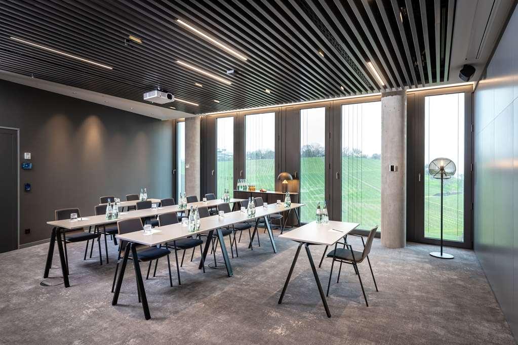 Radisson Blu At Porsche Design Tower Hotel