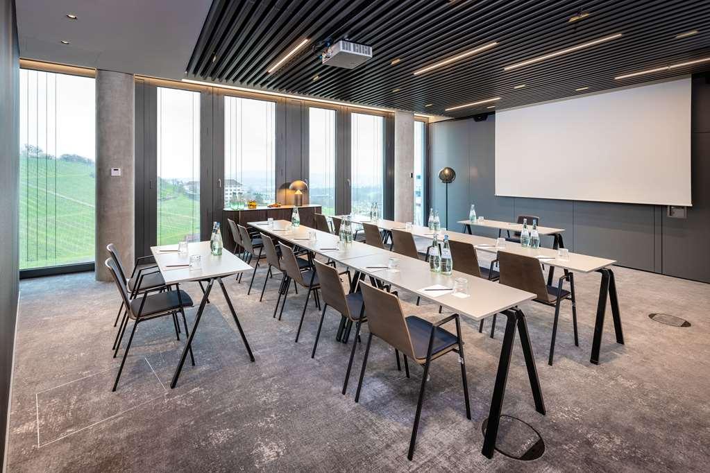 Radisson Blu At Porsche Design Tower Hotel *