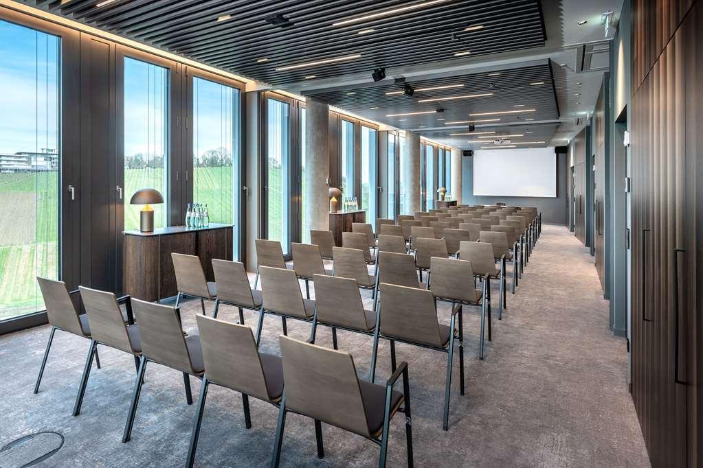 Radisson Blu At Porsche Design Tower Hotel *