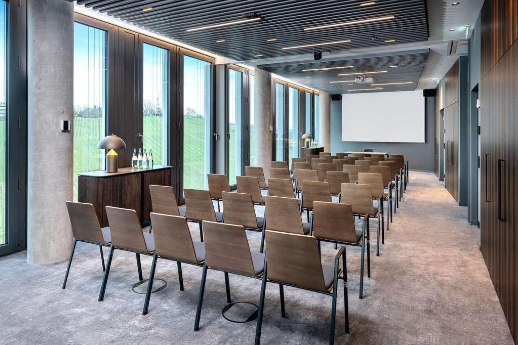 Hotel Radisson Blu At Porsche Design Tower *